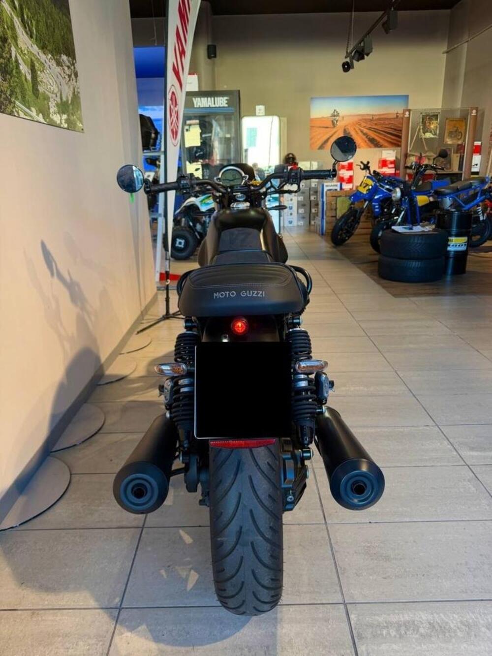 Moto Guzzi V7 Stone (2021 - 24) (9)