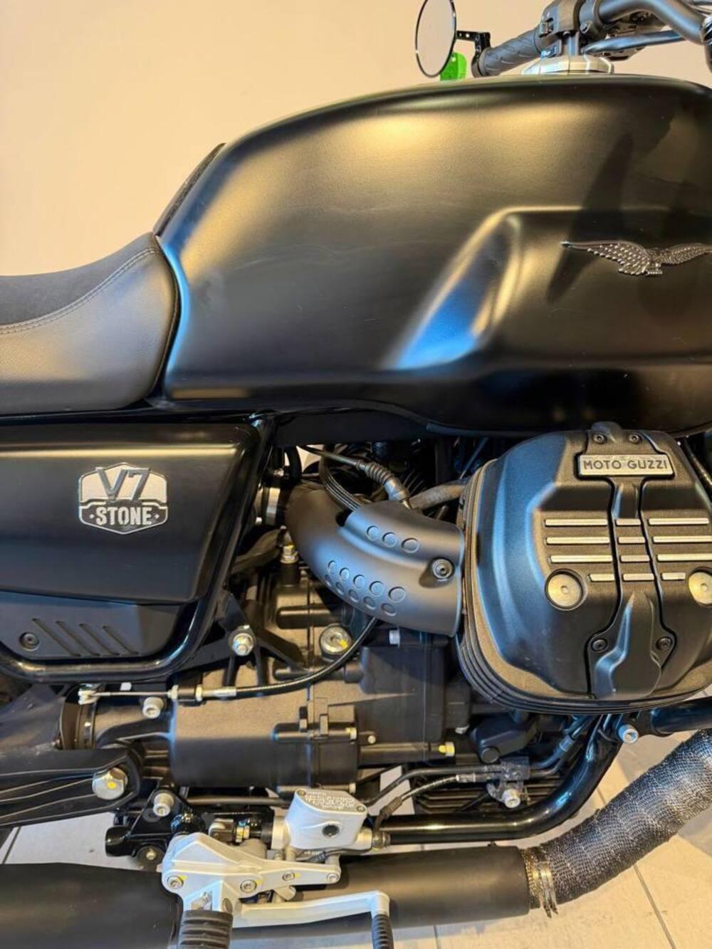 Moto Guzzi V7 Stone (2021 - 24) (2)
