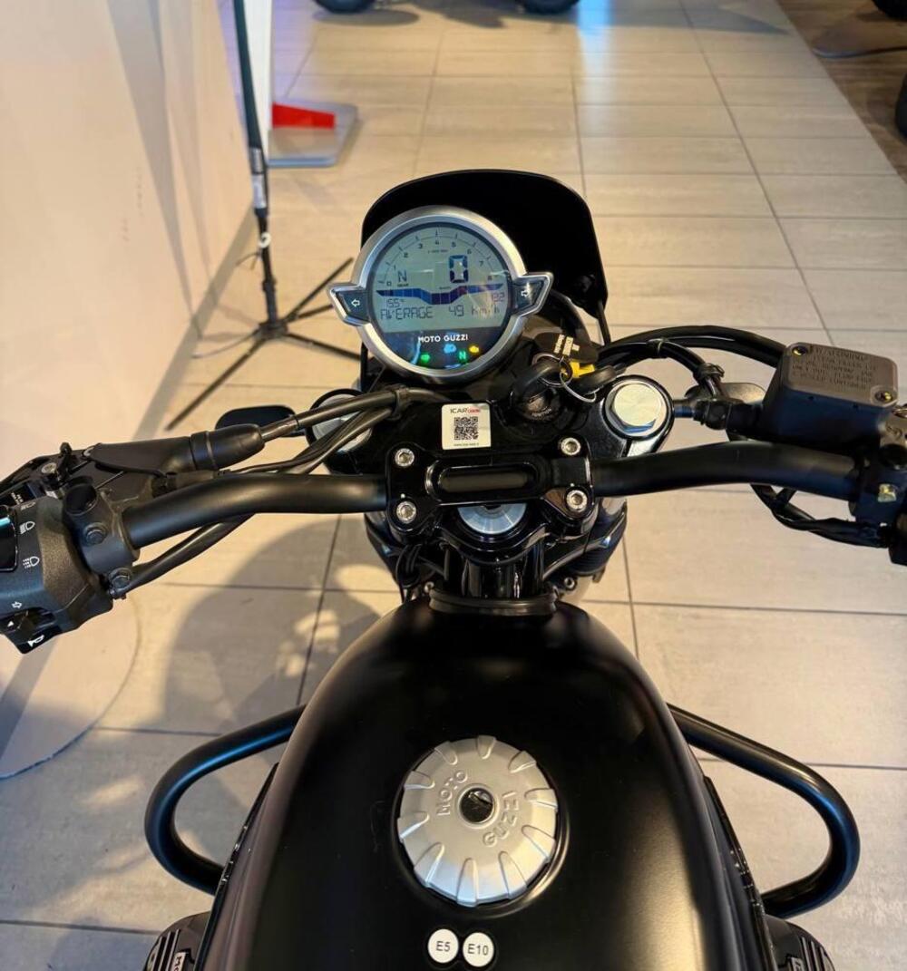 Moto Guzzi V7 Stone (2021 - 24) (4)