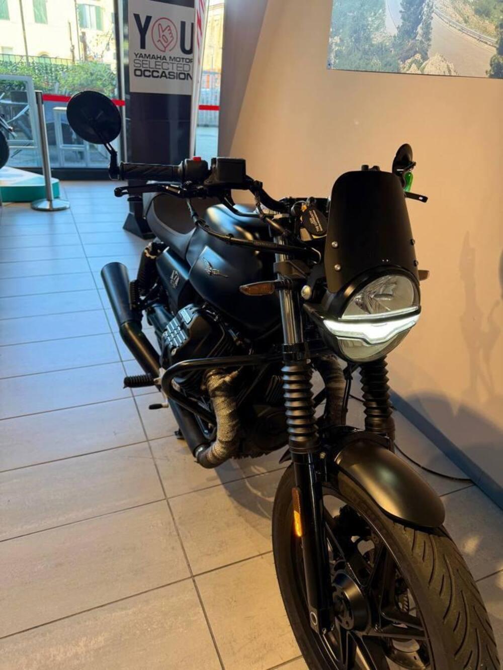 Moto Guzzi V7 Stone (2021 - 24) (6)
