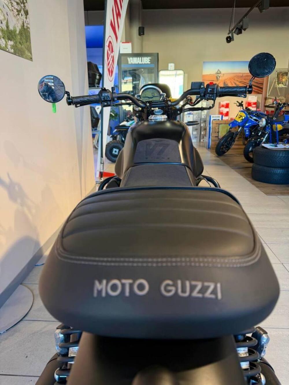 Moto Guzzi V7 Stone (2021 - 24) (8)
