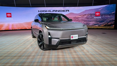 Nuova Toyota Highlander: il grande SUV a 7 posti diventa elettrico e promette oltre 500 km di autonomia