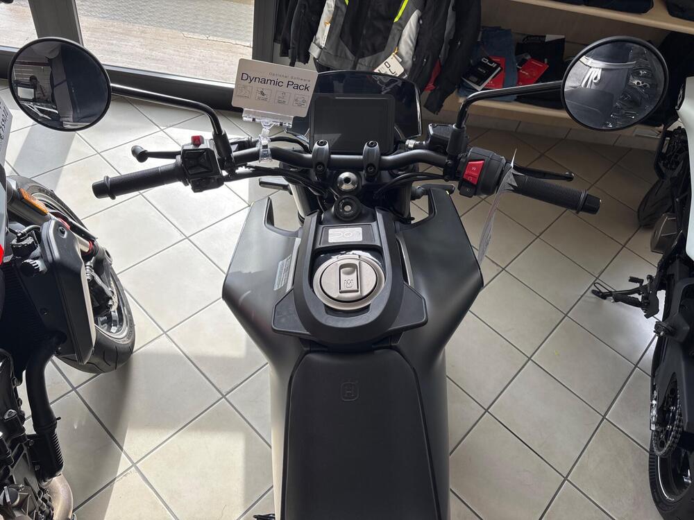 Husqvarna Svartpilen 401 (2024 - 26) (4)