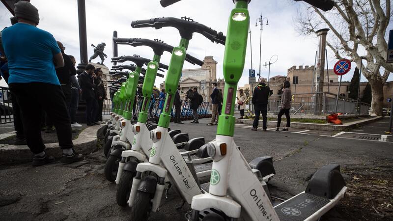 Monopattini, anche Torino potrebbe bloccare lo sharing