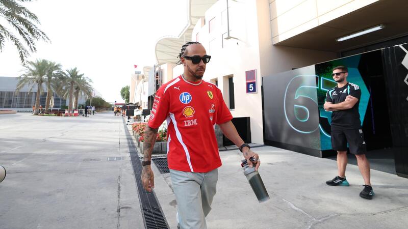 F1 2026, Hamilton in Bahrain con la Ferrari SF-26: &ldquo;Le nuove auto sono pi&ugrave; divertenti, come guidare i rally, ma trovare il bilanciamento sar&agrave; una sfida&rdquo;