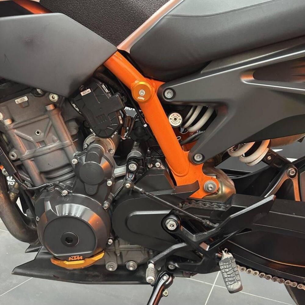 KTM 890 Duke R (2020) (7)