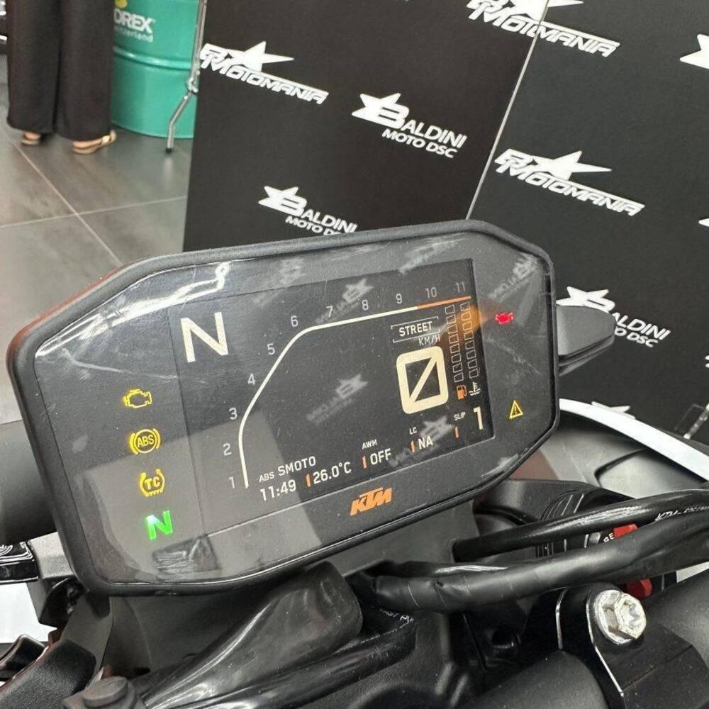 KTM 890 Duke R (2020) (9)