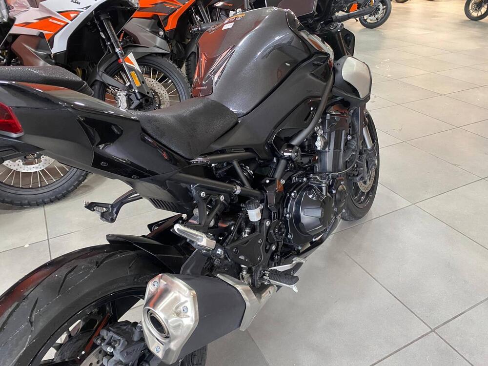 Kawasaki Z 900 (2025 - 26) (11)