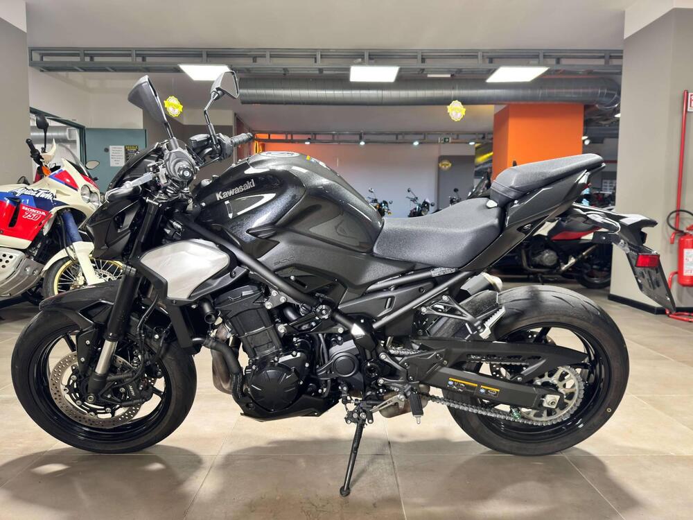 Kawasaki Z 900 (2025 - 26) (4)