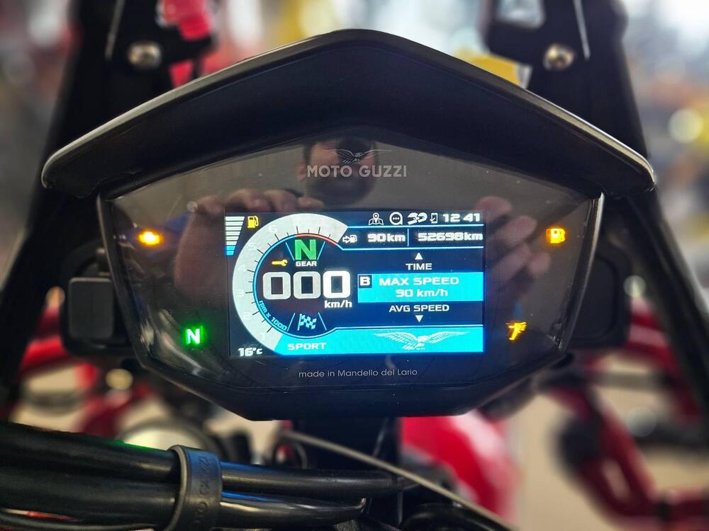 Moto Guzzi V85 TT Evocative Graphics (2021 - 23) (4)