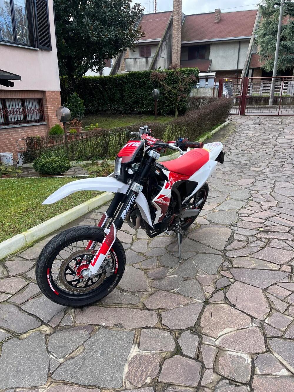 Fantic Motor XMF 125 Motard Performance 4T (2023 - 24) (2)