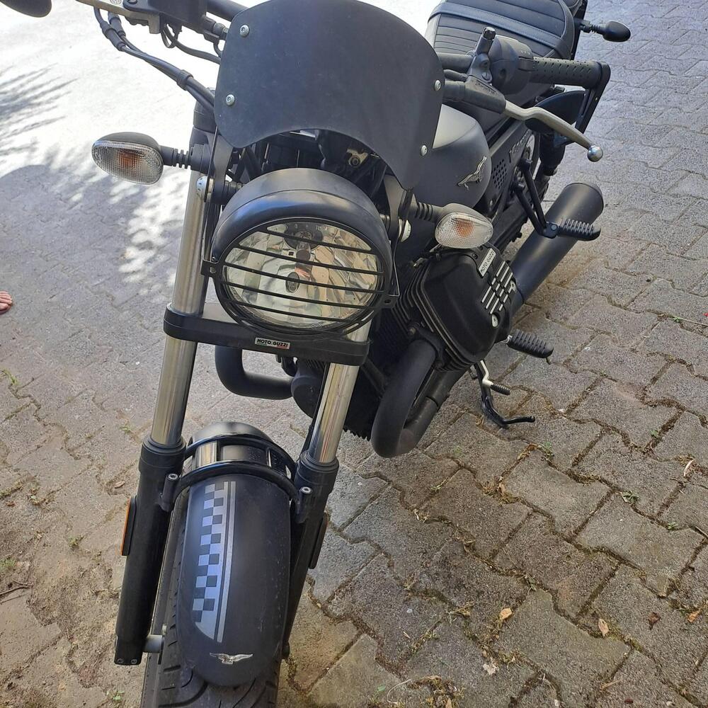 Moto Guzzi V9 Bobber (2021 - 25) (8)