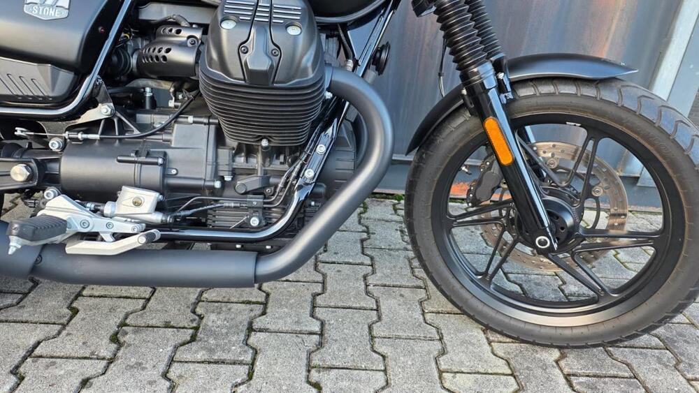 Moto Guzzi V7 Stone (2021 - 24) (7)