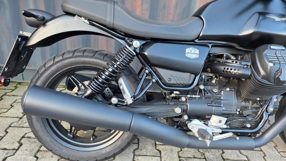 Moto Guzzi V7 Stone (2021 - 24) (6)