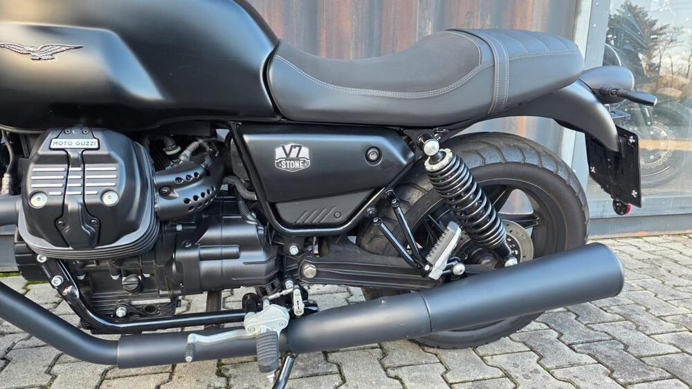 Moto Guzzi V7 Stone (2021 - 24) (10)