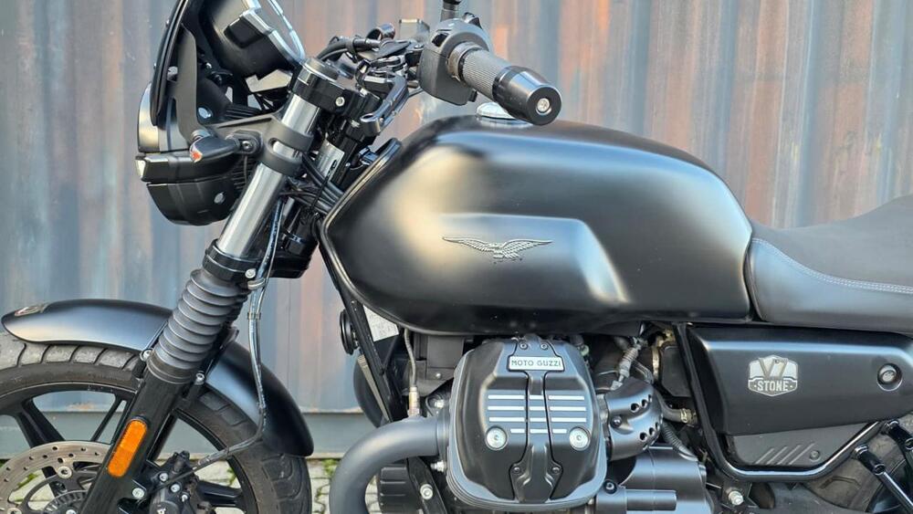 Moto Guzzi V7 Stone (2021 - 24) (12)
