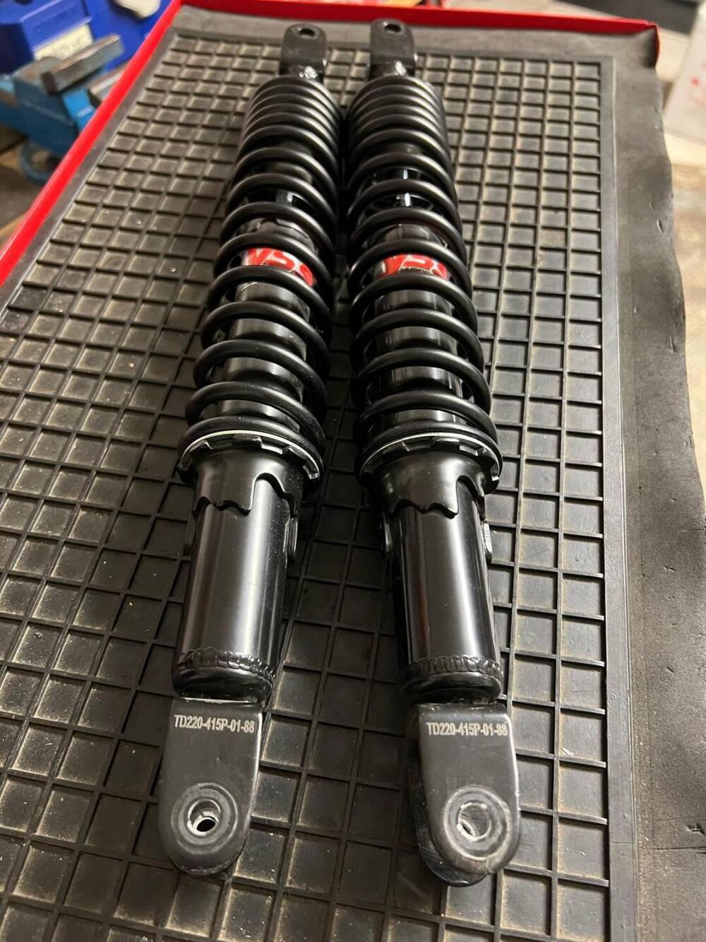 Amortizatori posteriore Yamaha majesty 400 YSS (3)