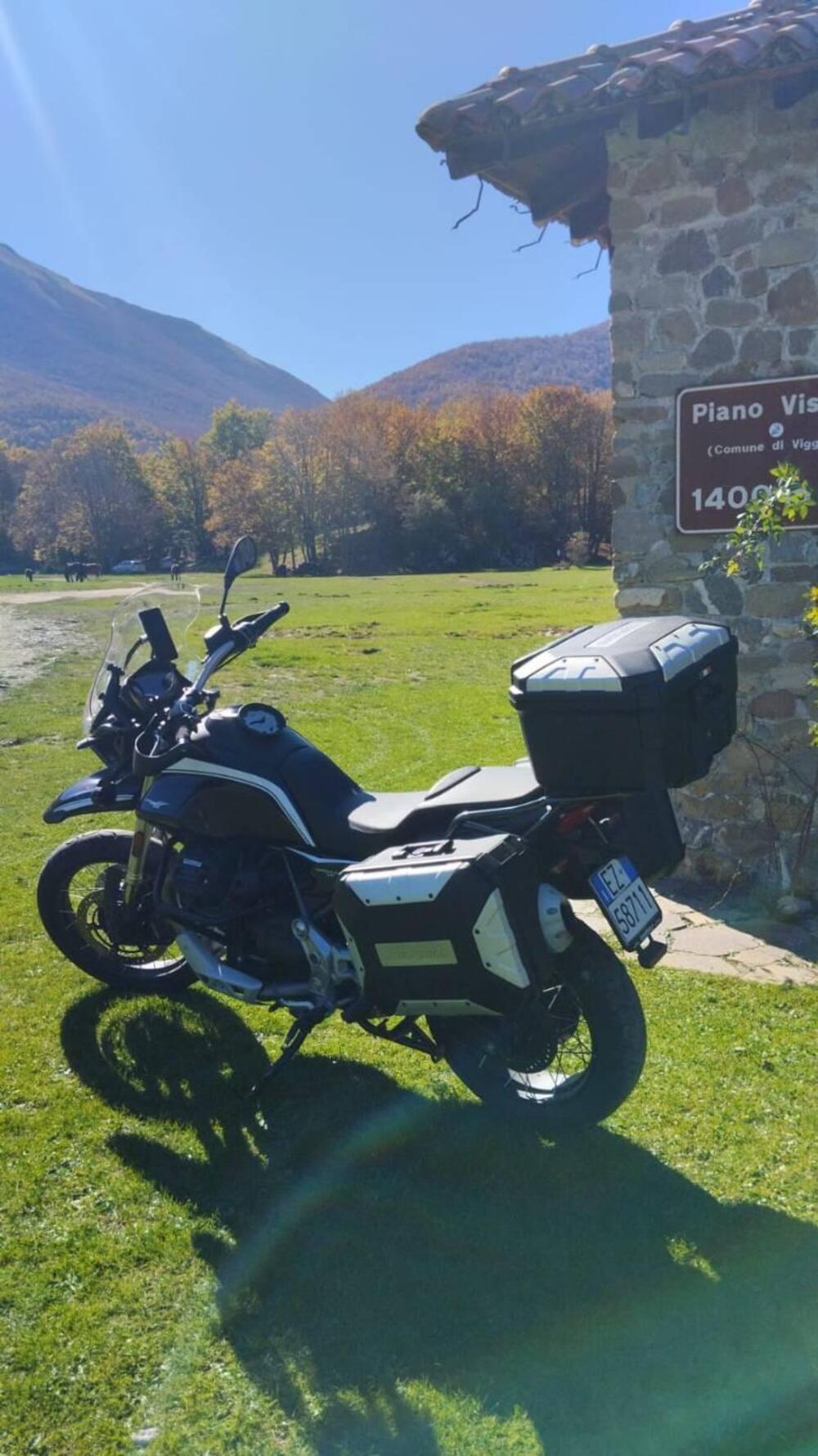 Moto Guzzi V85 TT Guardia d'Onore (2022 - 23) (2)