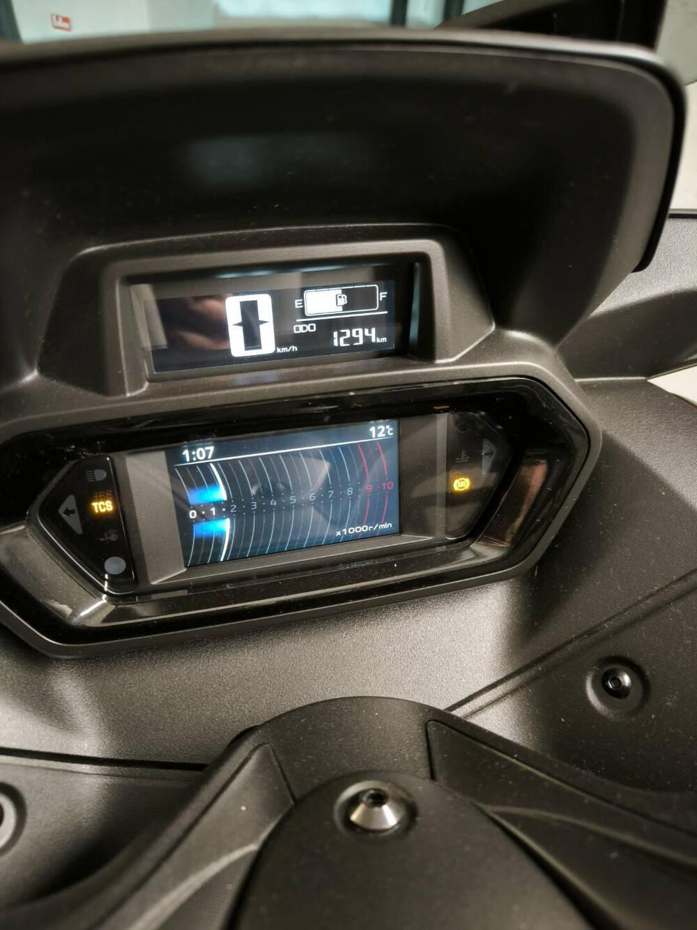 Yamaha X-Max 300 Tech Max (2025 - 26) (2)