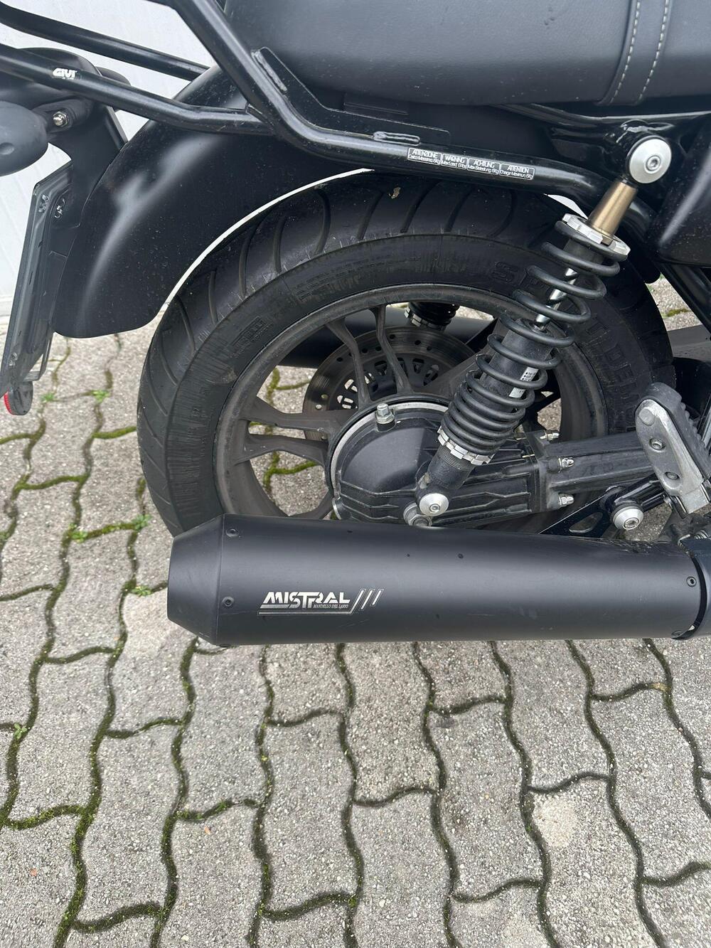 Moto Guzzi V7 III Stone (2017 - 20) (3)