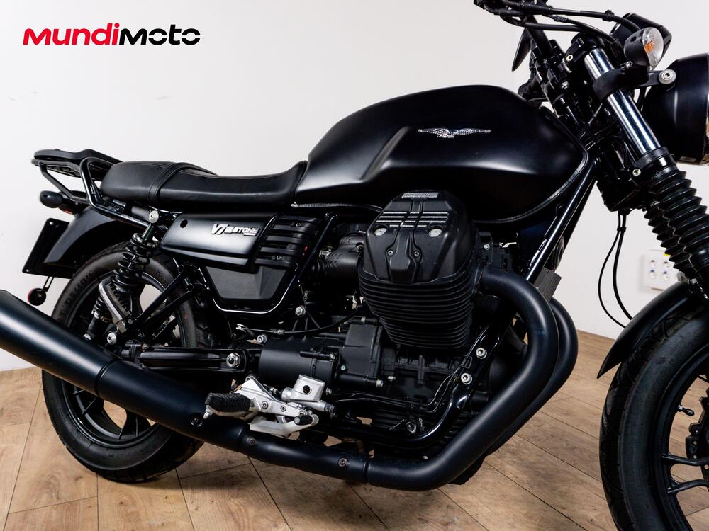 Moto Guzzi V7 III Stone (2017 - 20) (5)