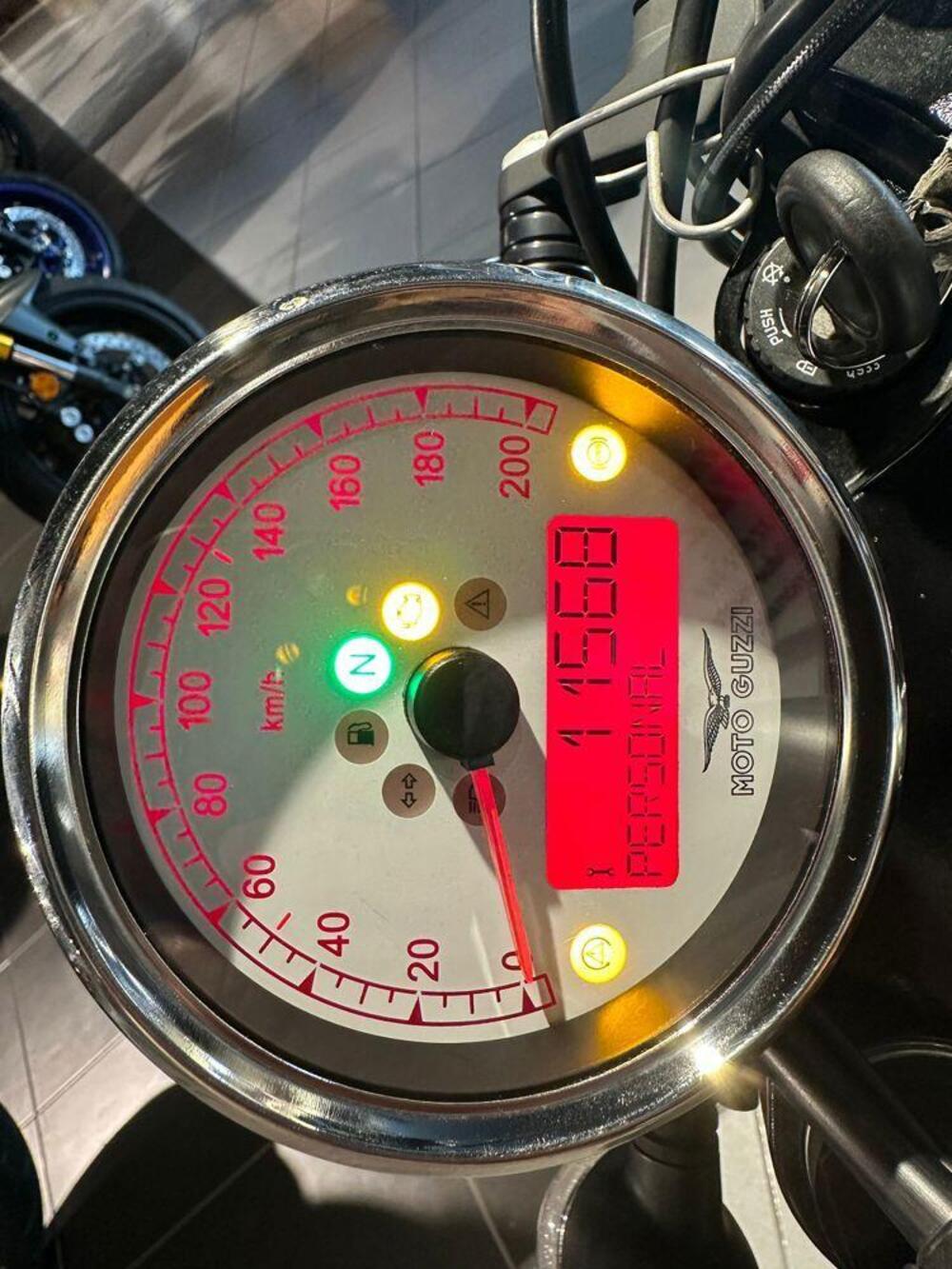 Moto Guzzi V9 Bobber (2016 - 18) (3)