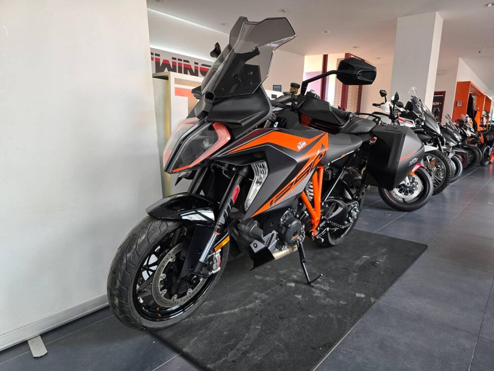 KTM 1290 Super Duke GT (2022 - 25) (4)