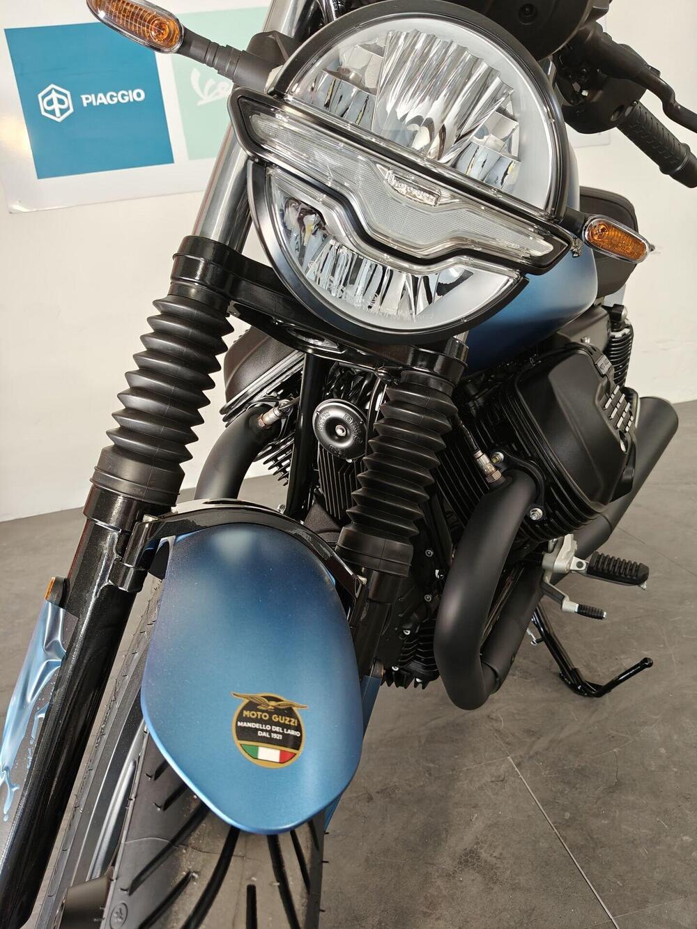 Moto Guzzi V7 Stone (2025 - 26) (2)