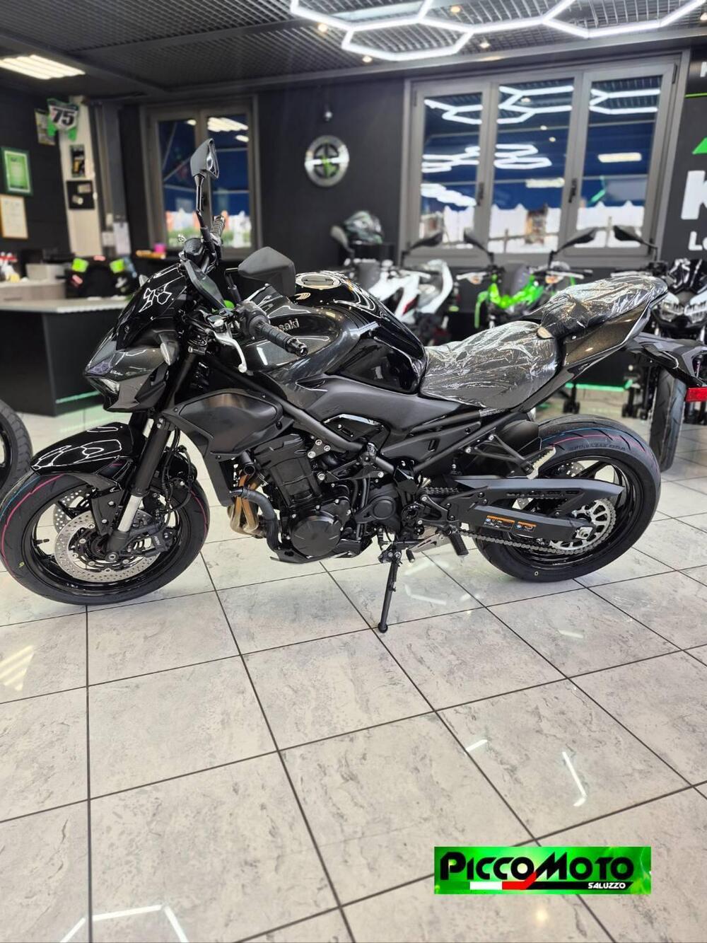 Kawasaki Z 900 (2025 - 26) (7)