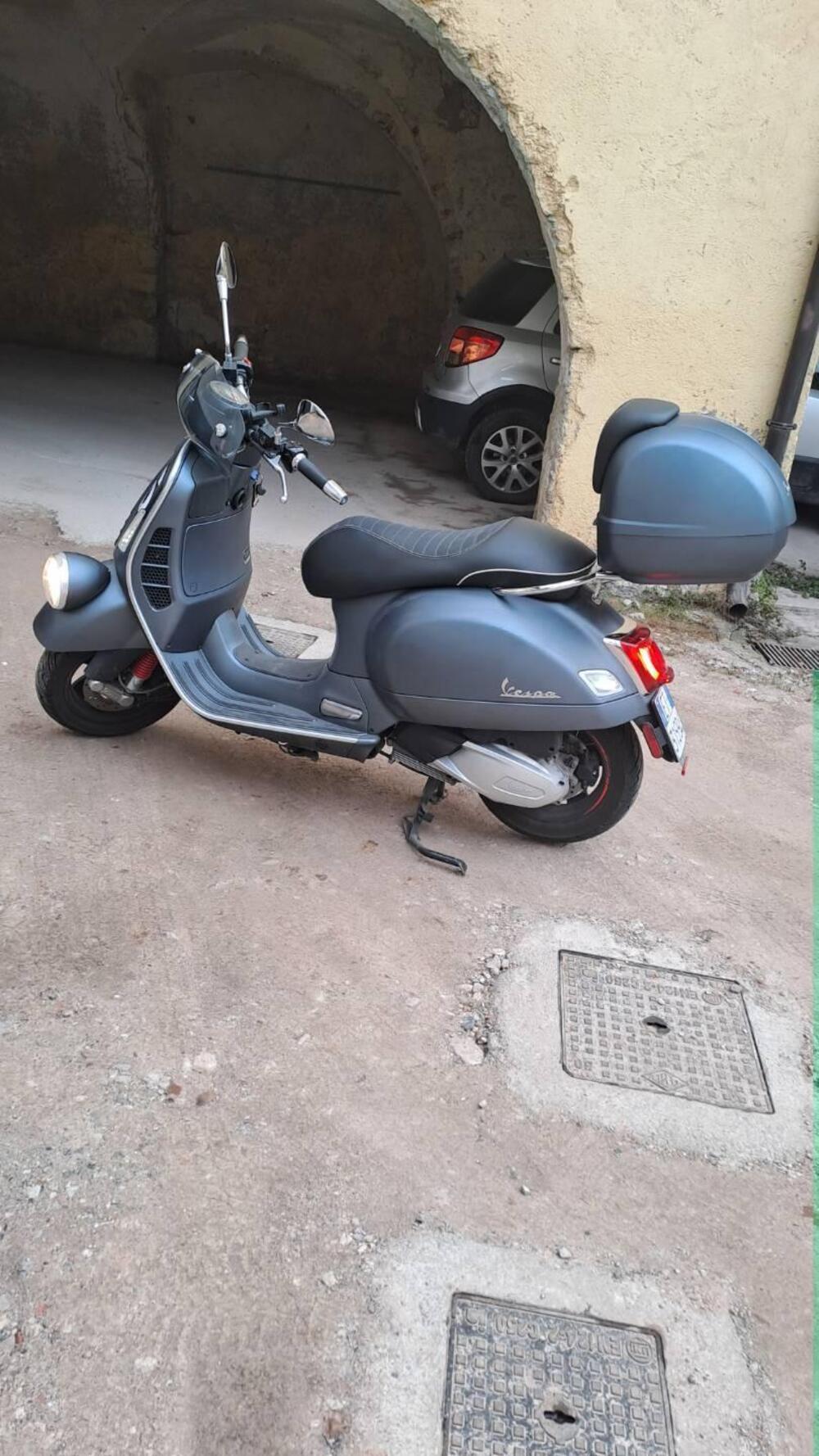 Vespa GTS 300 Super Racing Sixties Hpe (2021 - 22) (3)