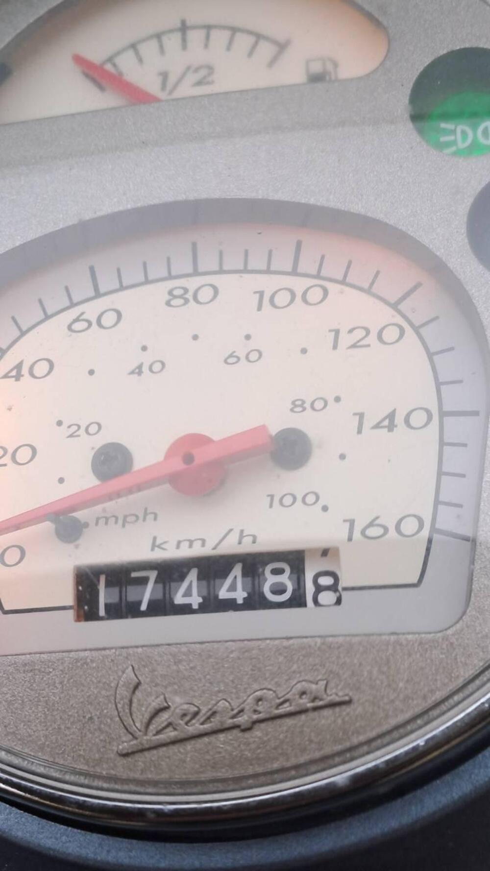 Vespa GTS 300 Super Racing Sixties Hpe (2021 - 22) (4)