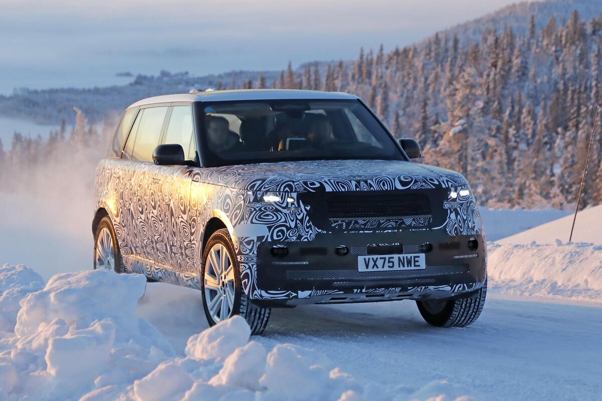 Range Rover, restyling in arrivo: primi avvistamenti del facelift atteso nel 2027  