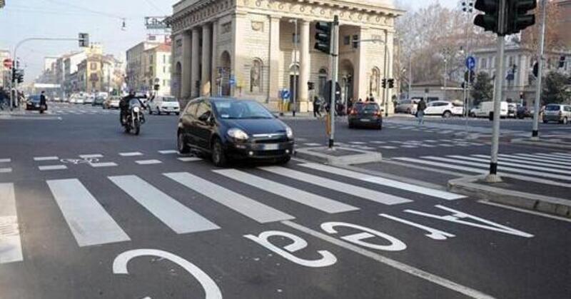 Milano salva le moto "inquinanti" (per ora): slitta al 2027 lo stop in Area B e C