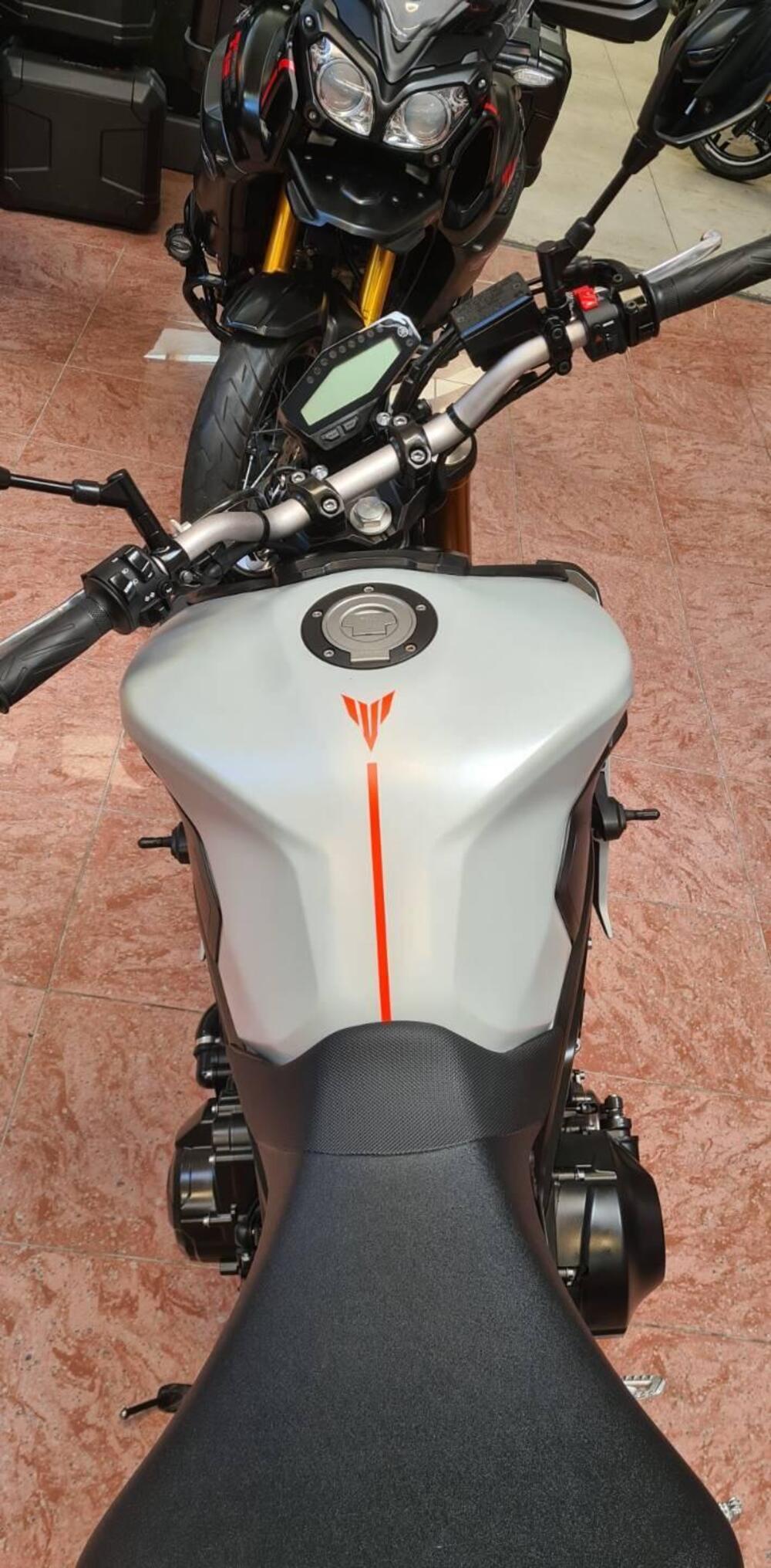 Yamaha MT-09 (2017 - 20) (2)