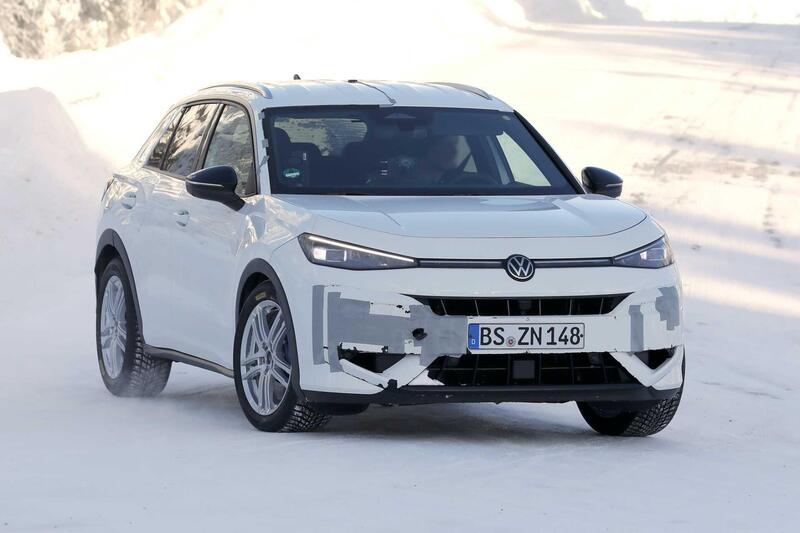 Nuova Volkswagen T-Roc R, le foto spia della variante pi&ugrave; sportiva: sar&agrave; la prima "R" con il Mild-Hybrid