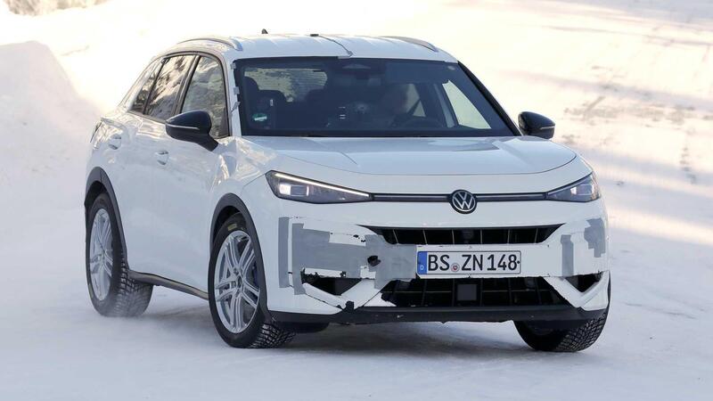 Nuova Volkswagen T-Roc R, le foto spia della variante pi&ugrave; sportiva: sar&agrave; la prima "R" con il Mild-Hybrid