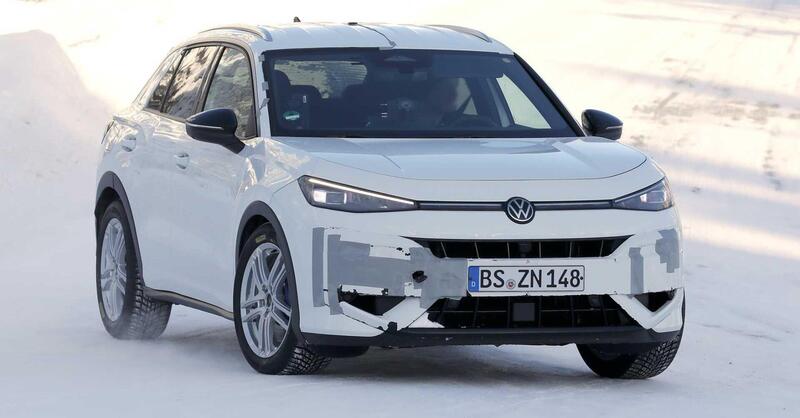 Nuova Volkswagen T-Roc R, le foto spia della variante pi&ugrave; sportiva: sar&agrave; la prima "R" con il Mild-Hybrid