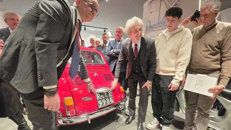 Targhe storiche anche per auto ante-1952: addio alle moderne, arriva la replica &ldquo;modello 1927&rdquo; per tutti i veicoli d&rsquo;epoca