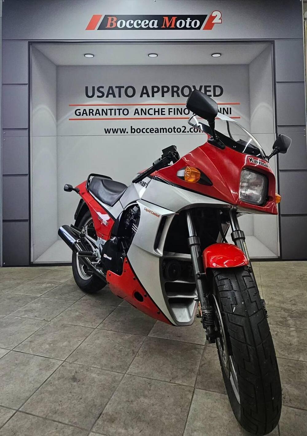 Kawasaki GPZ 900R (2)