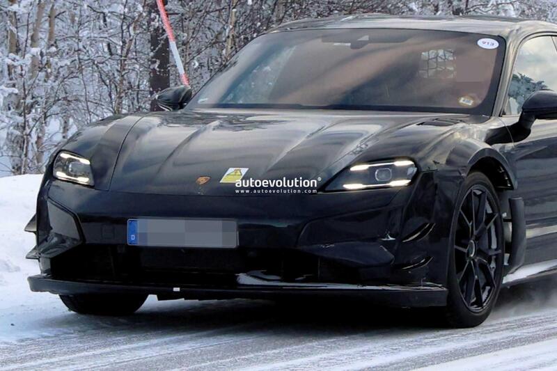 Porsche Taycan GT4 RS foto spia Svezia frontale