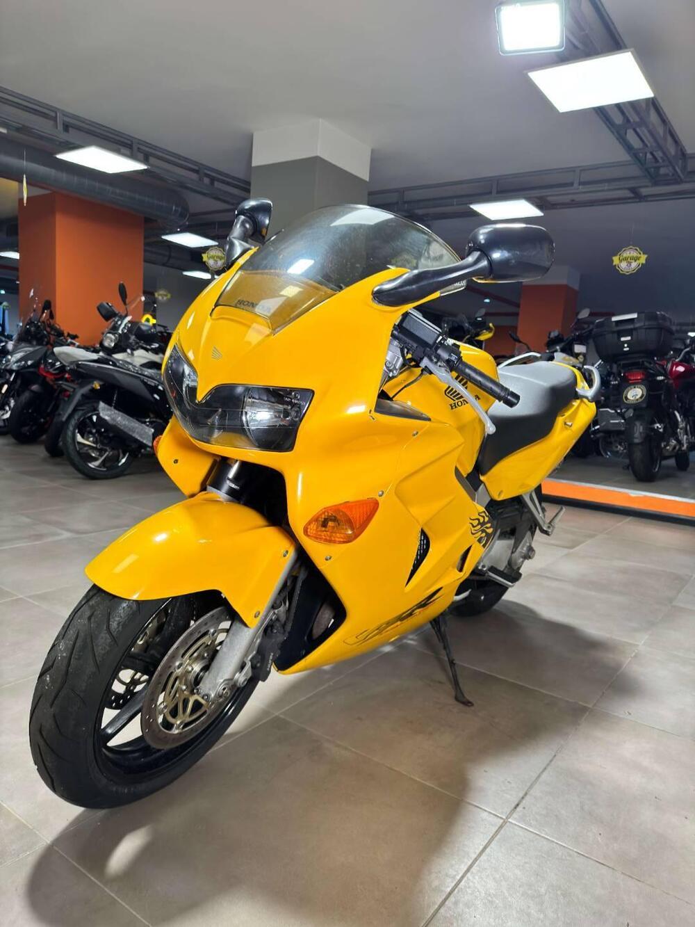 Honda VFR 800 (1998 - 01) (3)