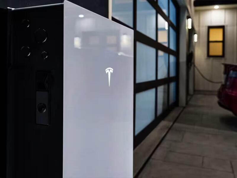 Tesla Powerwall, la batteria domestica compatta che accumula l'energia proveniente dall'impianto fotovoltaico o dalla rete