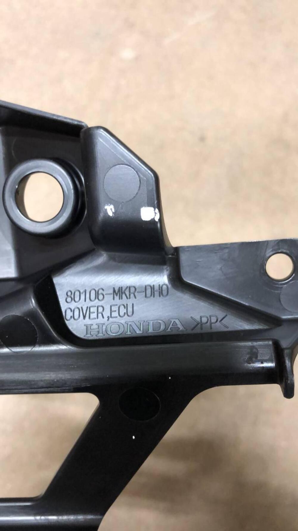 COPERCHIO UNITA' ELETTRONICA PER HONDA CBR 1000 RR (3)