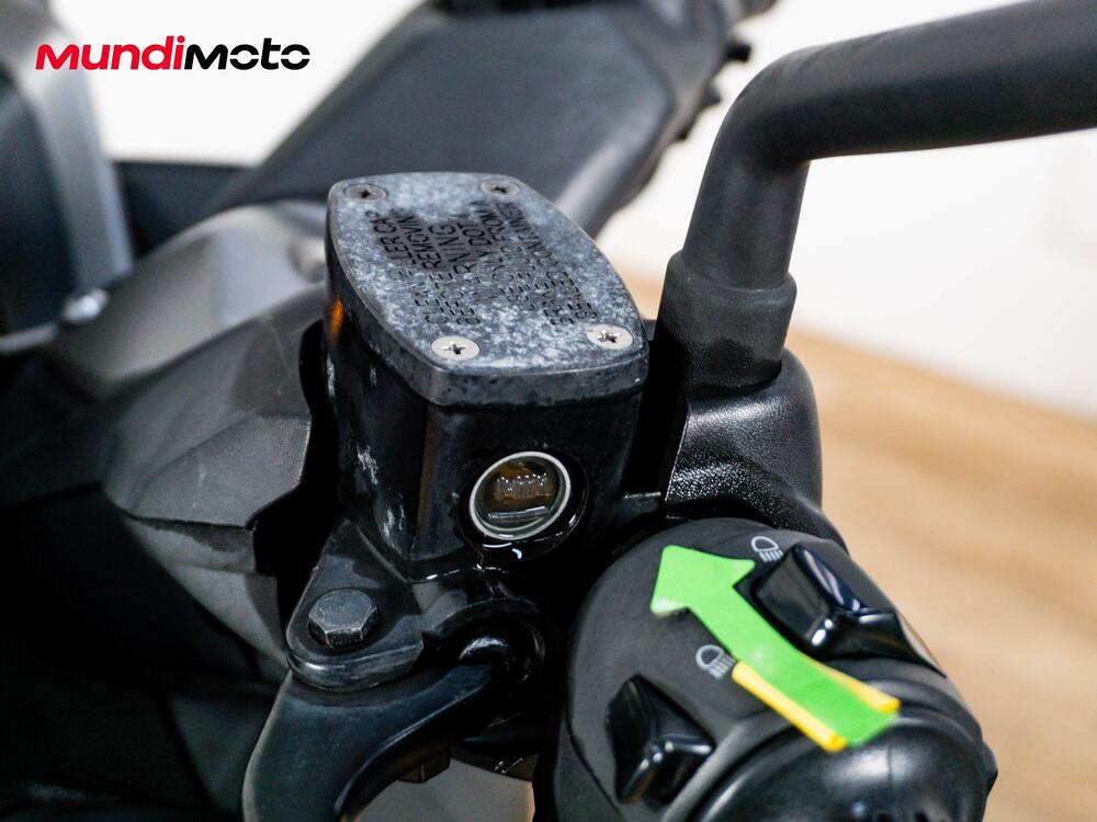 Yamaha X-Max 400 Iron Max ABS (2016) (17)