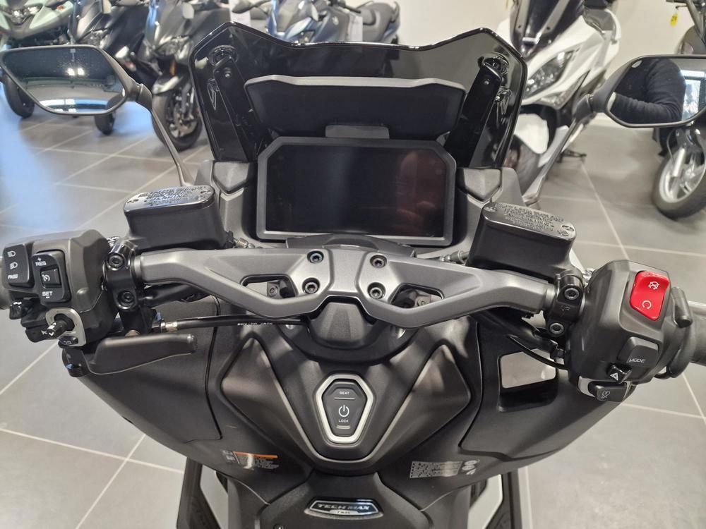 Yamaha T-Max 560 Tech Max (2025 - 26) (2)