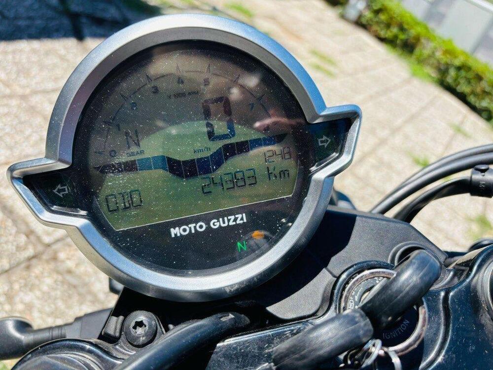 Moto Guzzi V7 Stone (2021 - 24) (11)