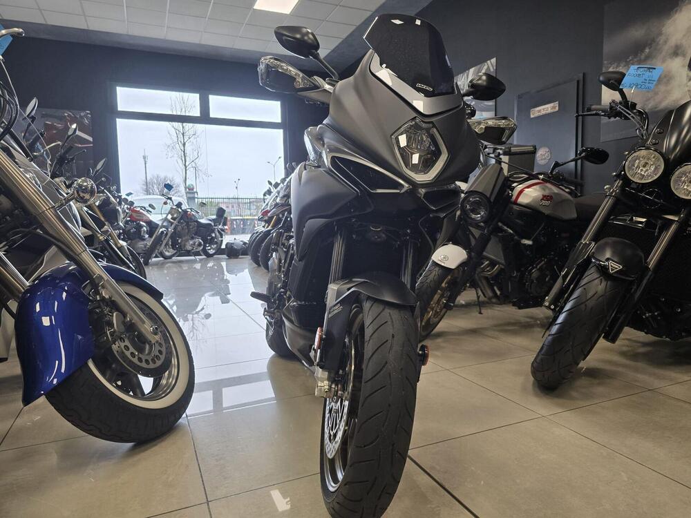 MV Agusta Turismo Veloce 800 Lusso SCS (2021 - 26) (2)