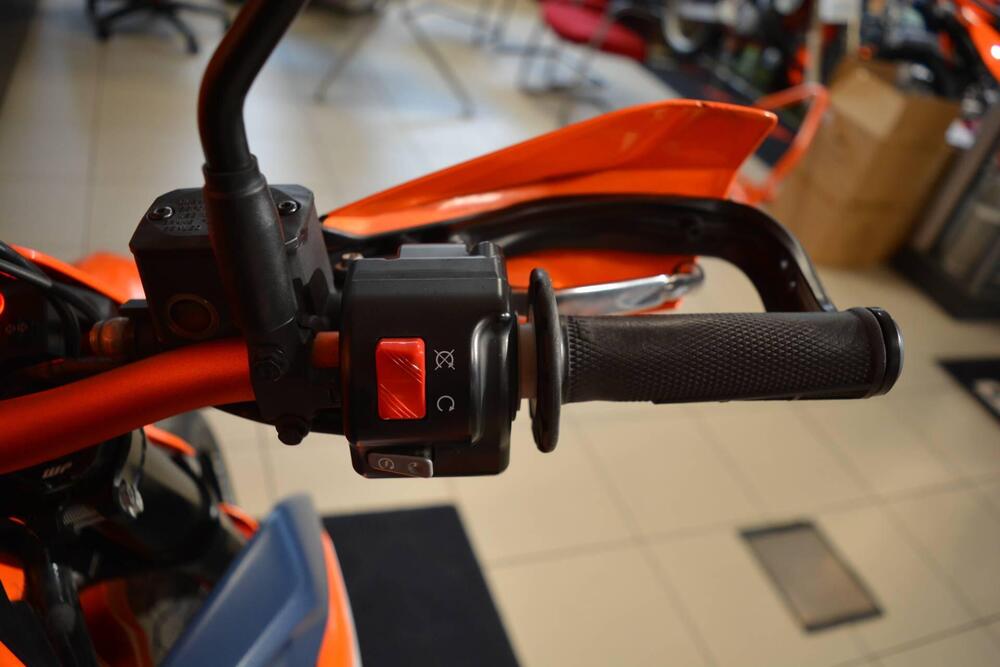 KTM 690 SMC R (2023 - 25) (10)