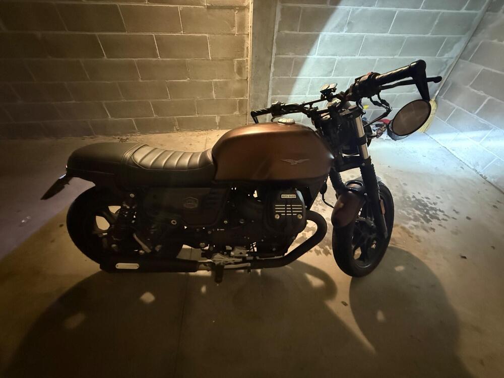 Moto Guzzi V7 III Stone Night Pack (2019 - 20) (7)