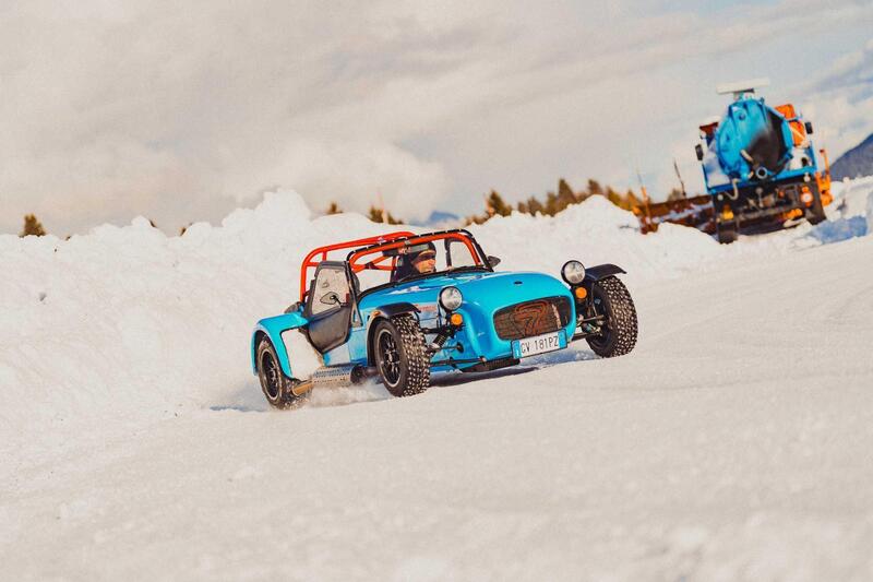 Caterham sul ghiaccio: quando 560 kg bastano per divertirsi come matti